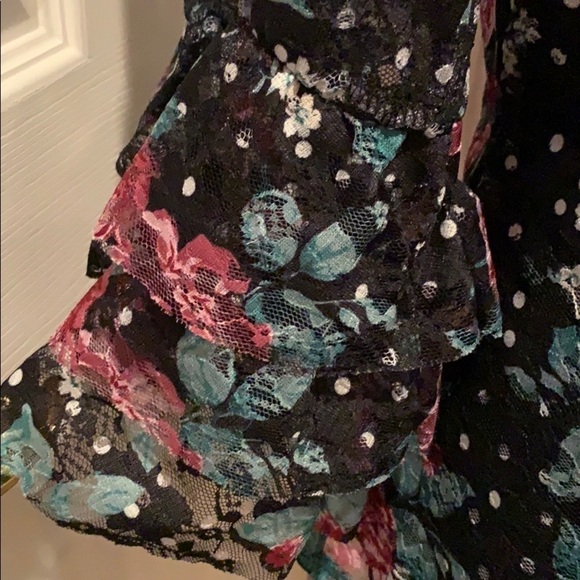 Black floral lace top, lined, great sleeves - Picture 2 of 8